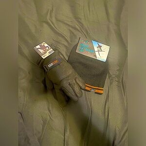Warm knit beanie hat w/ men’s fleece gloves.